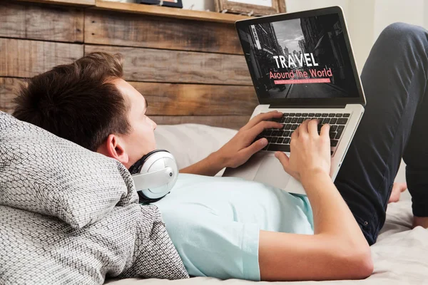 Homem Visitando Site Agência Viagens Pela Internet Com Computador Portátil — Fotografia de Stock