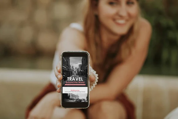 旅行社网站在手机里 手里拿着设备的女子 — 图库照片