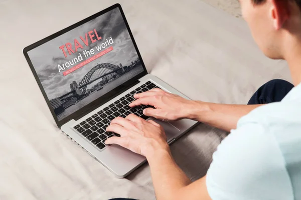 Homem Procurando Destinos Viagem Site Agência Viagens Com Laptop Sentado — Fotografia de Stock