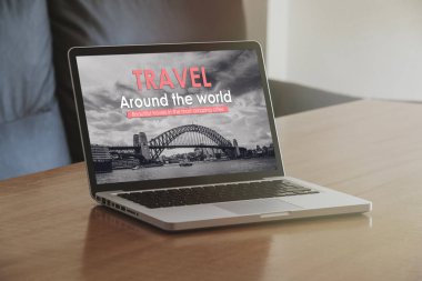 Seyahat acentası web sitesi ahşap bir masa üzerinde bir laptop ekranında.