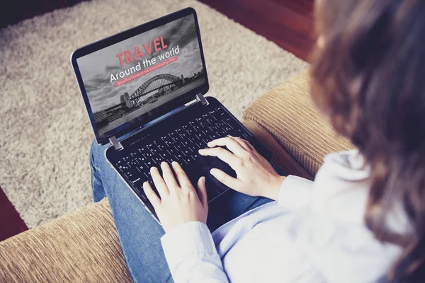 妇女坐在家里 在网上旅行社使用笔记本电脑寻找旅游目的地 — 图库照片