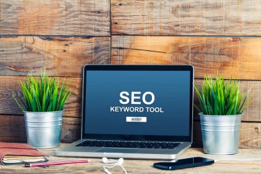 SEO keywording aracı bir dizüstü bilgisayar monitörü.