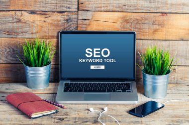 SEO keywording bir bilgisayar ekranında bir çalışma alanı aracında.