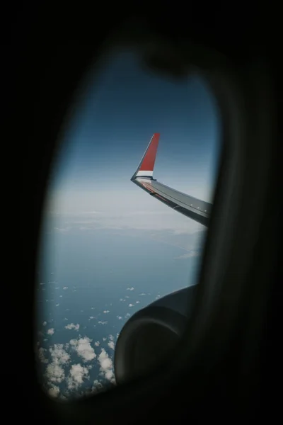 비행기 비행기 백그라운드에서 바다와 — 스톡 사진