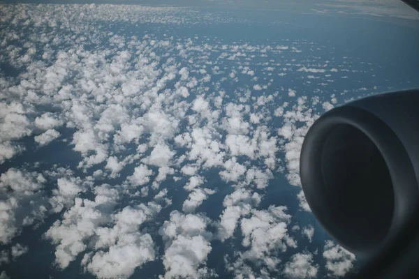 Motor Avión Nubes Blancas Agua Azul Vista Desde Avión —  Fotos de Stock