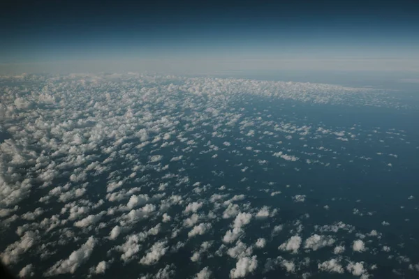 Hermoso Mar Nubes Blancas Con Agua Azul Del Océano Cielo —  Fotos de Stock