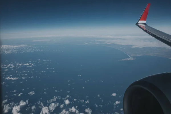 Motor Avión Ala Con Paisaje Marino Azul Fondo —  Fotos de Stock