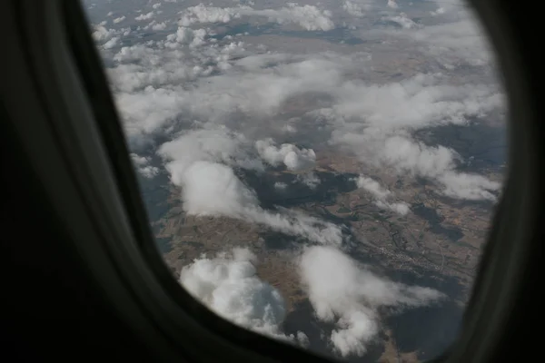 Schöne Landschaft Mit Wolken Aus Dem Flugzeug Durch Das Beifahrerfenster — Stockfoto