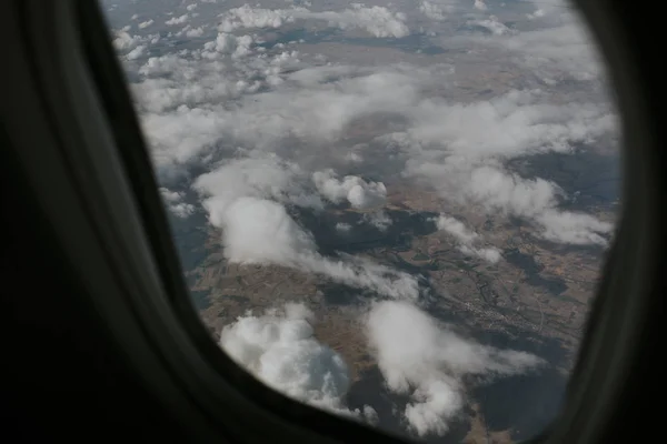 Hermoso Paisaje Con Nubes Vistas Desde Avión Través Ventana Del —  Fotos de Stock