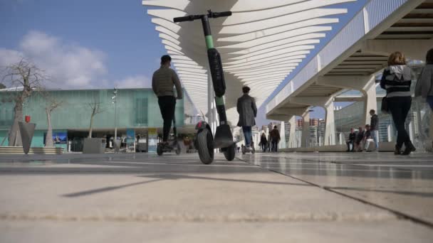 Malaga Hiszpania Lutego 2019 Skuter Elektryczny Środku Promenady Portu Malagi — Wideo stockowe