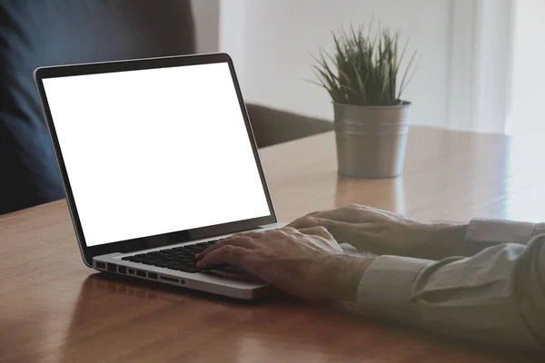 Ember Használ Egy Laptop Számítógép Val Fehér Üres Képernyő — Stock Fotó