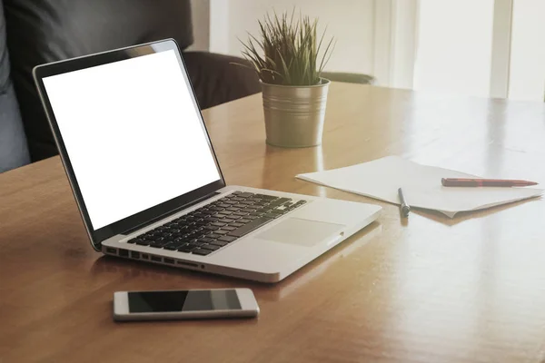 Κενή οθόνη laptop λευκό, στην επιφάνεια εργασίας. — Φωτογραφία Αρχείου