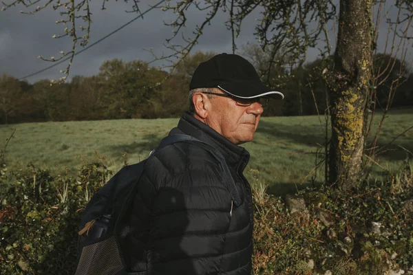 Ανώτερος Άνθρωπος Στο Cap Πεζοπορία Στο Camino Santiago Ισπανία — Φωτογραφία Αρχείου