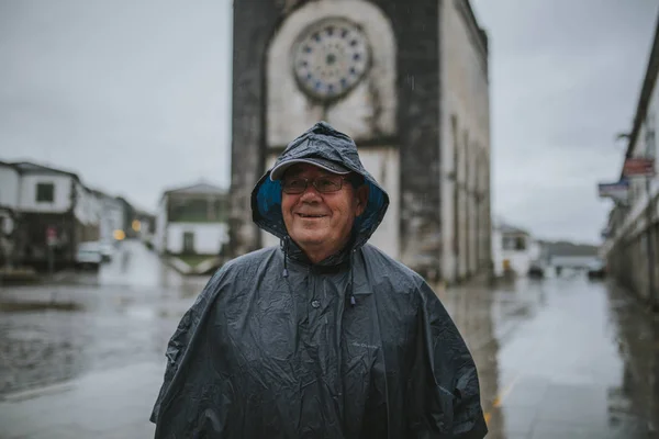 Heureux Portrait Homme Âgé Portant Imperméable Devant Une Église Romane — Photo