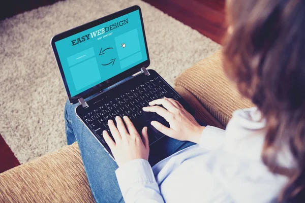 Vrouw Maken Web Design Met Een Laptop Terwijl Zitten Bank — Stockfoto