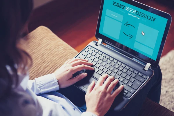 Mujer Usando Una Computadora Portátil Para Hacer Diseño Web Mientras — Foto de Stock