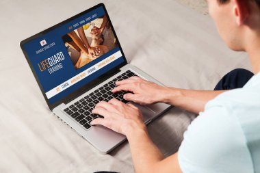 Adam internet üzerinden acil servis eğitimi almak için bir dizüstü bilgisayar kullanarak.