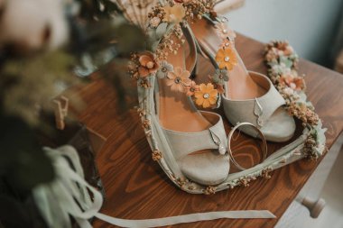 Gelin buketi ve ayakkabı bir masada.