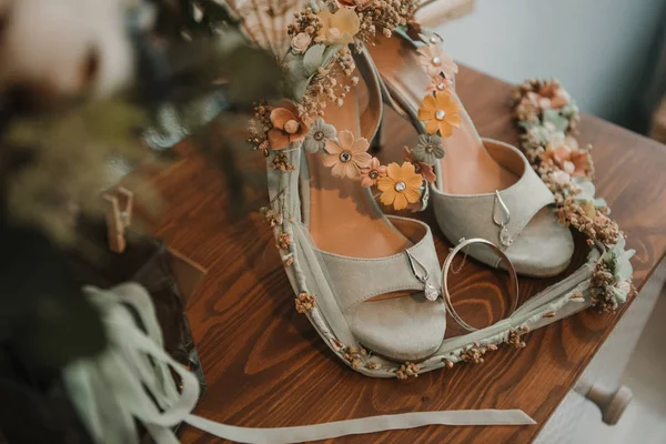 Букет Невесты Туфли Столе — стоковое фото