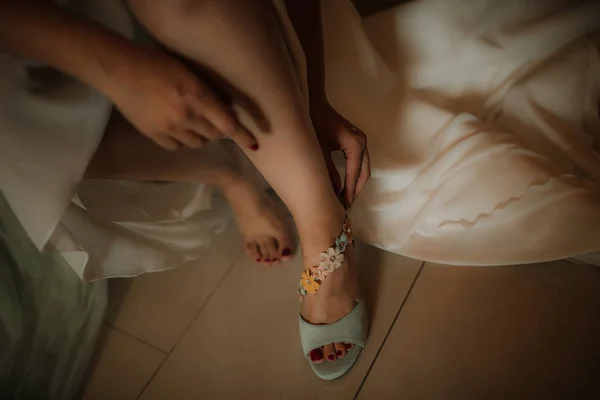 Закрыть Ноги Невесты Надев Туфли — стоковое фото