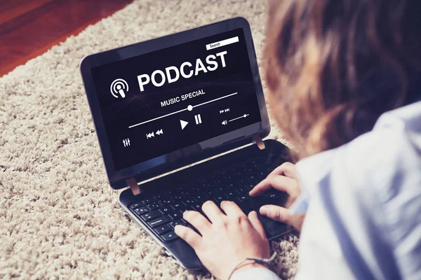 Podcast Web Sitesi Bir Dizüstü Bilgisayar Ekranında Kadın Evde Müzik — Stok fotoğraf