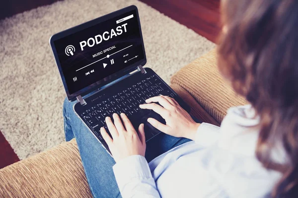 Evde Otururken Bir Dizüstü Bilgisayar Ile Podcast Dinleme Kadın — Stok fotoğraf