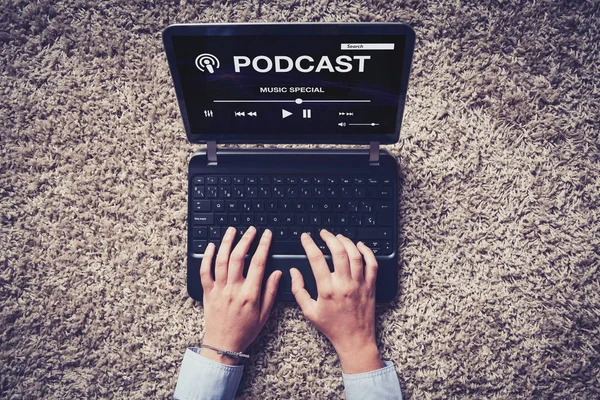 Podcast Web Sitesi Uygulaması Evde Halı Üzerinde Bir Dizüstü Bilgisayar — Stok fotoğraf