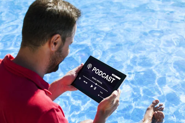 Homem Segurando Tablet Com Serviço Podcast Tela Enquanto Sentado Praia — Fotografia de Stock