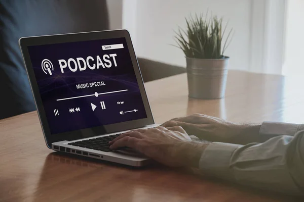 Człowiek Słuchania Podcast Podczas Pracy Biurze Strona Podcast Ekranie Laptopa — Zdjęcie stockowe