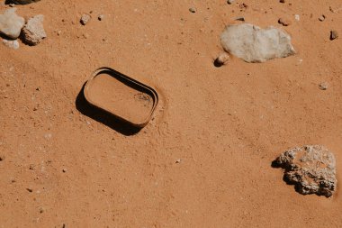 Sahara çölündeki eski bir teneke kutu. Kirlenme.