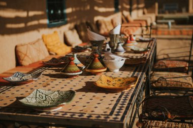 Fas yemek masası ayarları, seramik tavernalar ve yemekler..