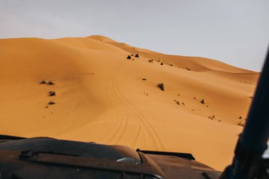 Çöldeki kum tepelerini aşan arazi arabaları. Saldırı macerası..