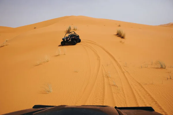 Позашляховики Перетинають Дюни Пустелі Ралі Рейдові Пригоди — стокове фото