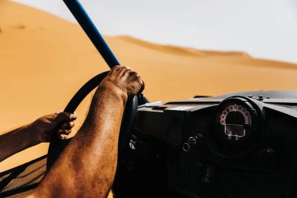 Uomo Guida Buggy Tra Dune Del Deserto Vista Dal Pozzetto — Foto Stock