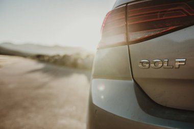 Extremadura, İspanya - 20 Haziran 2020: Kırsal bölgede gün batımında Volkswagen Golf 7 'nin arka görüntüsünü kapatın. The Last Edition, VW Golf 7 'nin son modelidir ve Golf 8 çoktan fırlatılmıştır..
