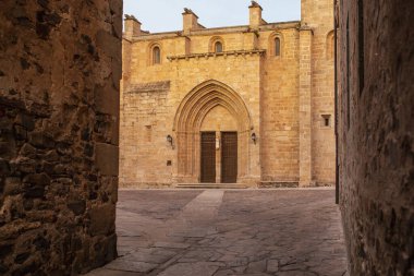 Santa Maria Katedrali cephesi, Arco de la Estrella caddesinden, İspanya 'nın tarihi şehir merkezi Caceres' de..