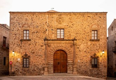 İspanya, Extremadura 'da, Caceres şehrinin Piskoposluk Sarayı cephesinde.