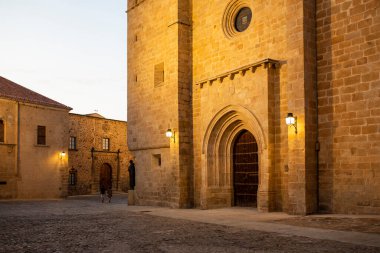 Akşamları Santa Maria Katedrali 'nin ön cephesinde, Santa Maria Meydanı' nda, eski şehir merkezi Caceres, Extremadura, İspanya.