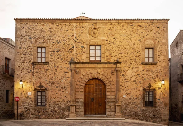 Fachada Del Palacio Episcopal Cáceres Por Noche Extremadura España — Foto de Stock