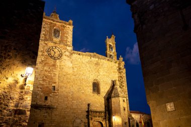 Caceres şehrindeki eski kilise, Extremadura, İspanya.