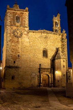 Caceres şehrindeki eski kilise, Extremadura, İspanya.