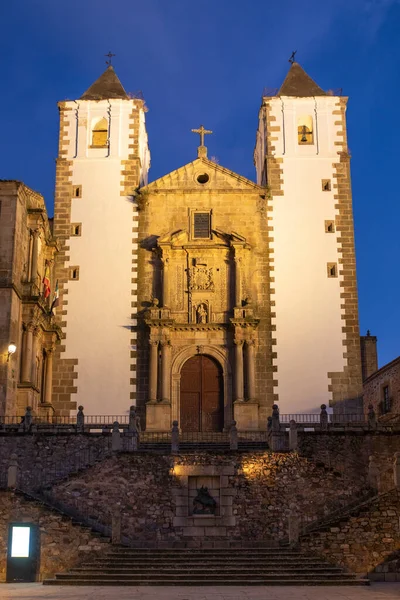 Hermosa Iglesia Blanca Casco Antiguo Cáceres Extremadura España — Foto de Stock