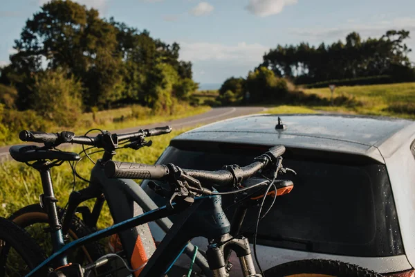 Close Mountain Bikes Placed Car Bike Rack Green Landscape Background — Stock Photo, Image