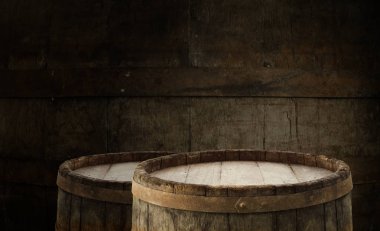 Bira fıçısı ve bira bardağı ahşap arka planda.