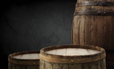 Bira fıçısı ve bira bardağı ahşap arka planda.