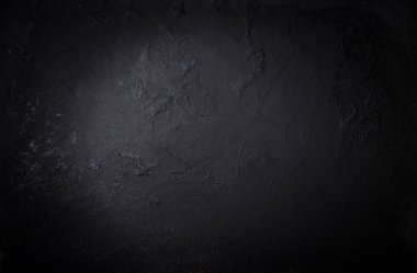 Eski ahşap masa üstü dumanlı karanlık arka planda