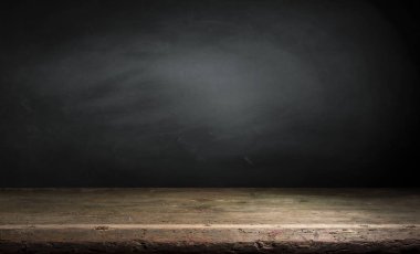 Eski ahşap masa üstü dumanlı karanlık arka planda.