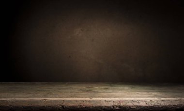 Eski ahşap masa üstü dumanlı karanlık arka planda.