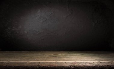 Eski ahşap masa üstü dumanlı karanlık arka planda.