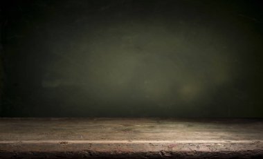Eski ahşap masa üstü dumanlı karanlık arka planda.